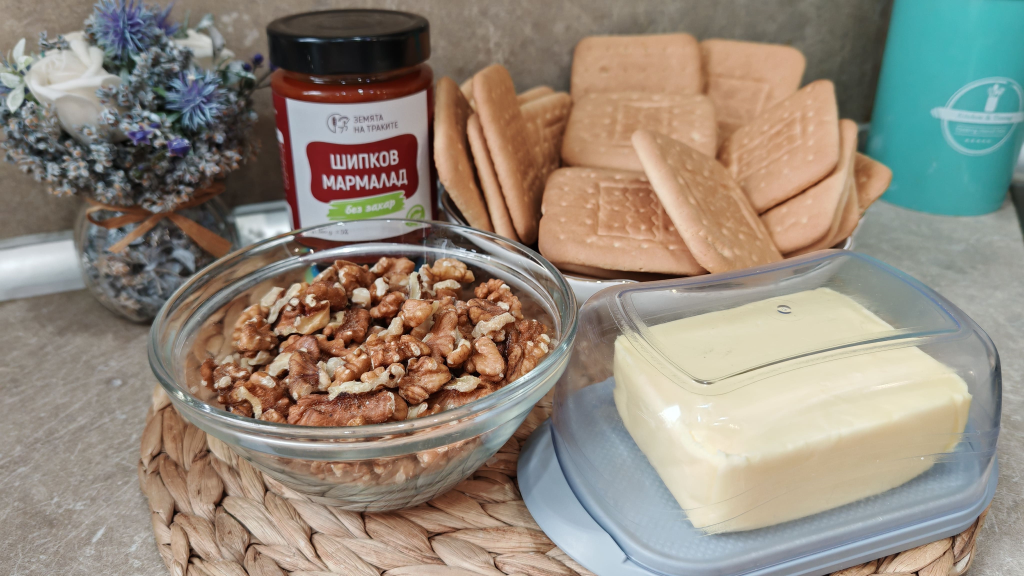 Бисквитено руло с мармалад и орехи-Стъпка-8421